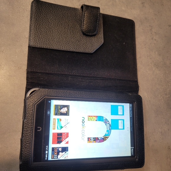 Barnes & Noble Nook Color Tablet & Genuine Nook Brand Case 8GB 7” Screen Bundle - Picture 4 of 7
